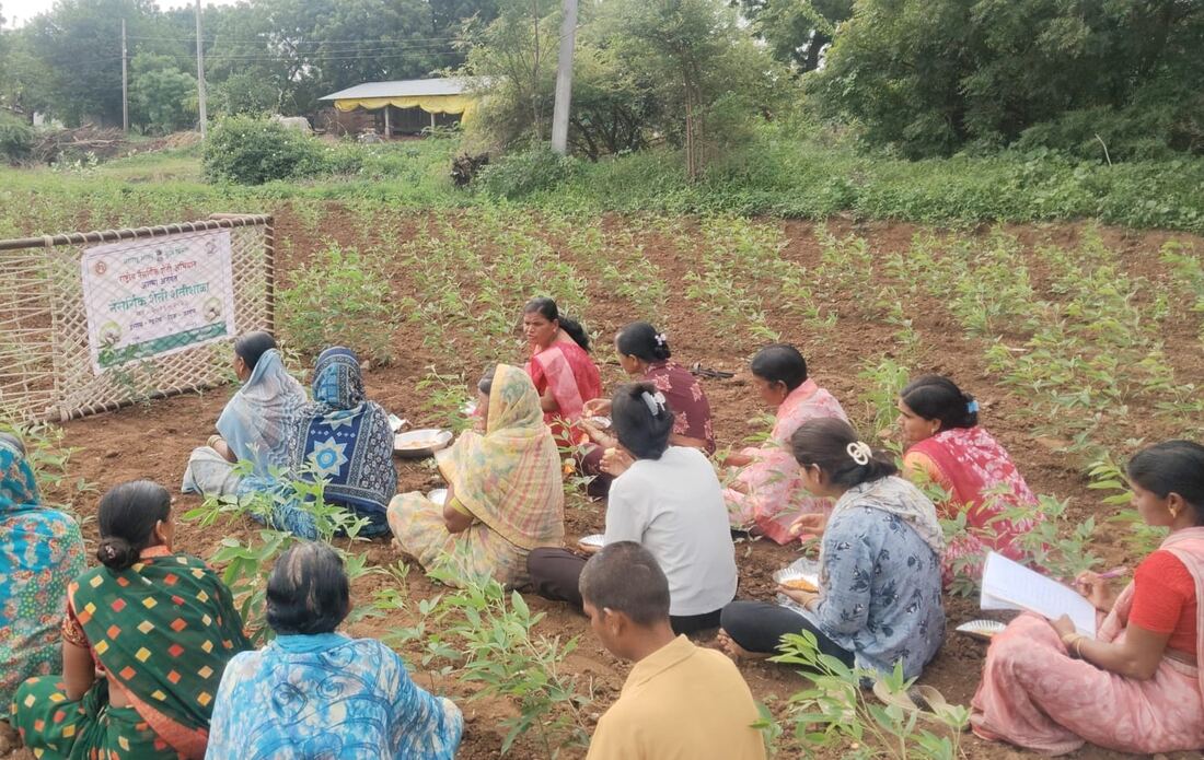शेतीशाळेतील महिला शेतकरी वर्तुळाकार बसून चर्चा करताना