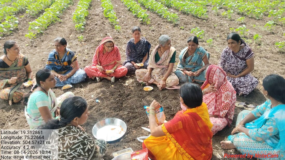 शेतीशाळेतील महिला शेतकरी अल्पोपाहार घेताना वर्तुळाकार बसलेल्या